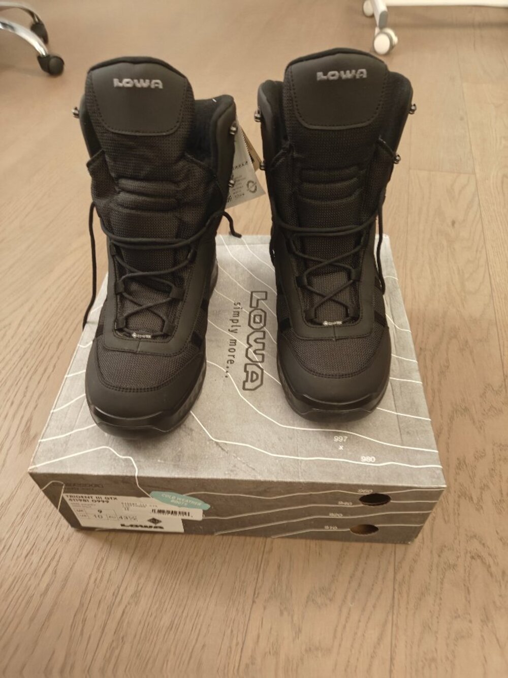 Lowa Trident III GTX men's 10 size winter boot (suggested for size 9 feet)